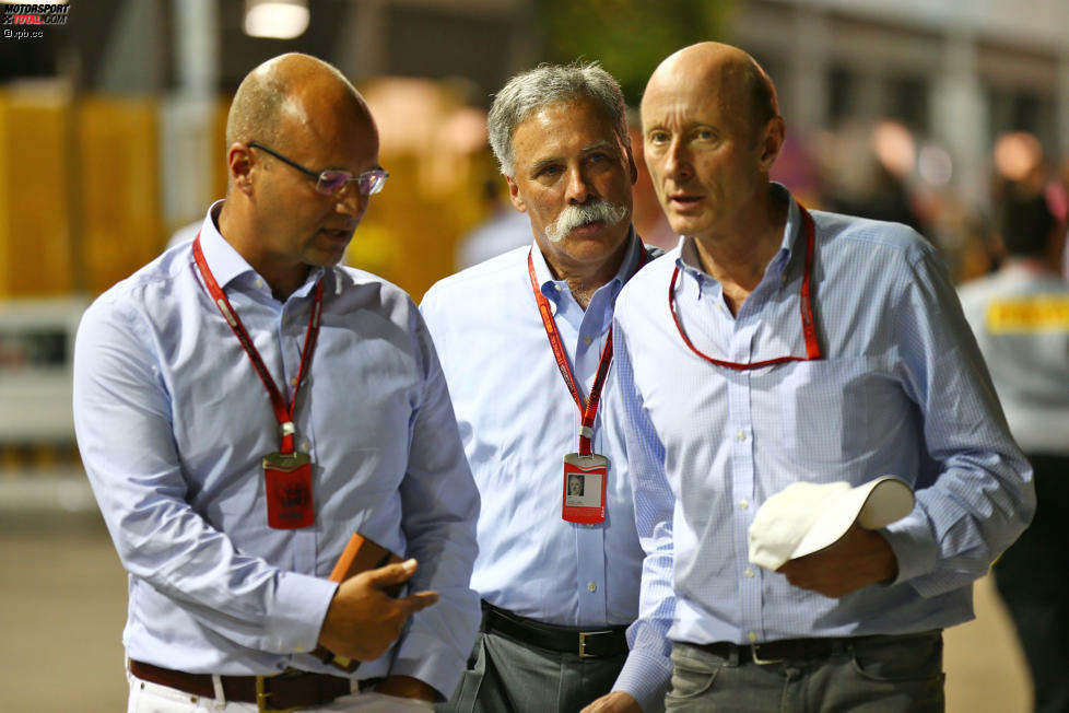 Chase Carey ist der neue starke Mann der Formel 1. Unter großem Medieninteresse wird er von CVC-Manager Donald Mackenzie (rechts) in den Paddock eingeführt. Was viele nicht wissen: Unter seinem Schnauzbart verbirgt Carey eine Narbe von einem früheren Unfall.