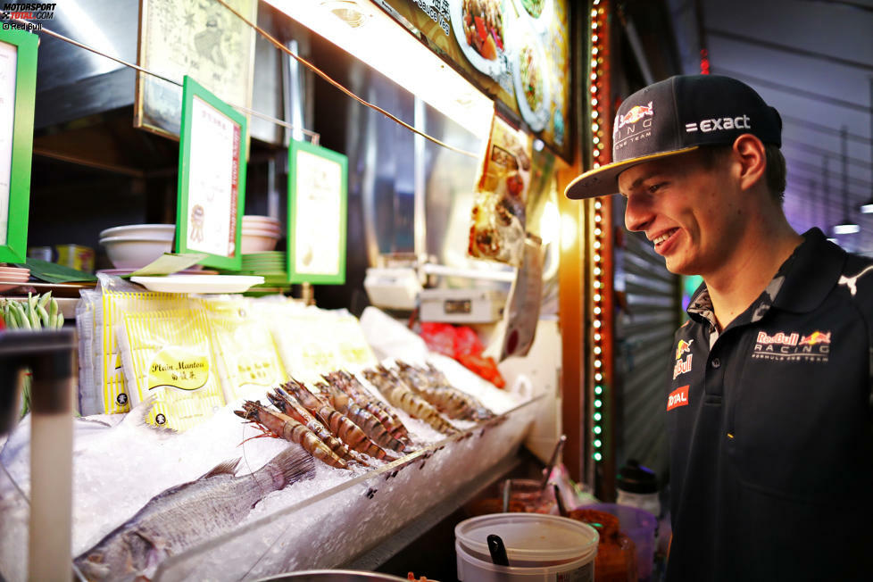 Die asiatische Küche ist nicht jedermanns Sache, Max Verstappen aber genießt seinen Besuch auf dem Food-Market von Singapur.