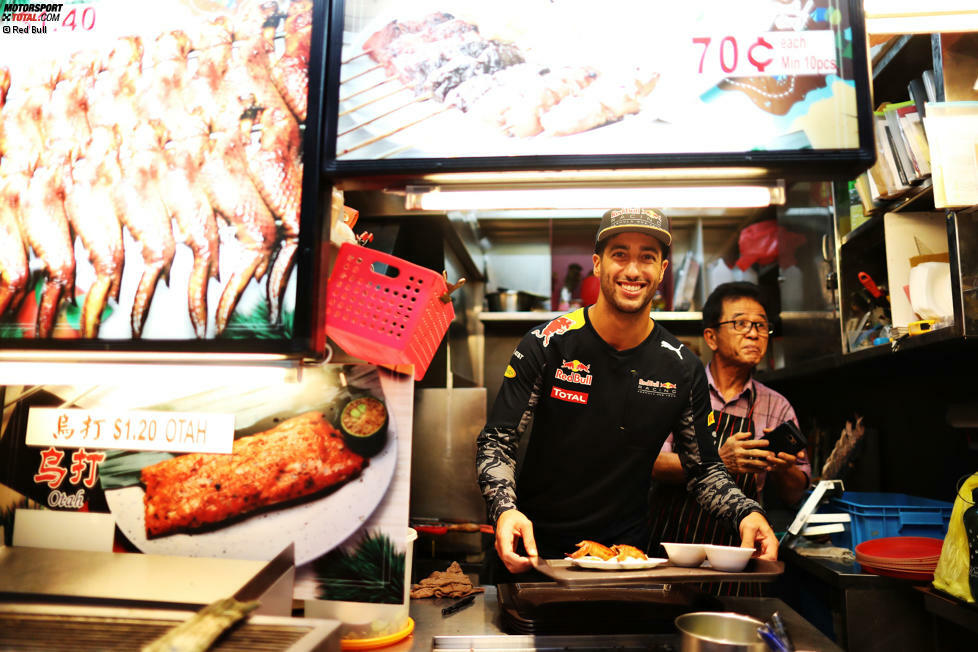 Sein Teamkollege Daniel Ricciardo geht noch einen Schritt weiter: Er übt sich als Aushilfskoch in einem Fast-Food-Restaurant.