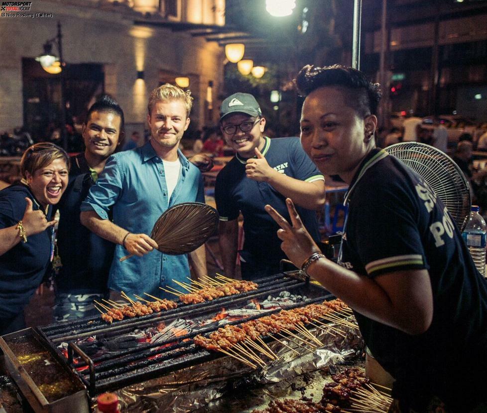 Und Nico Rosberg experimentiert am offenen Grill. Scheint zu schmecken - genau wie der erste Sieg in Singapur und die acht Punkte Vorsprung auf Hamilton in der WM.