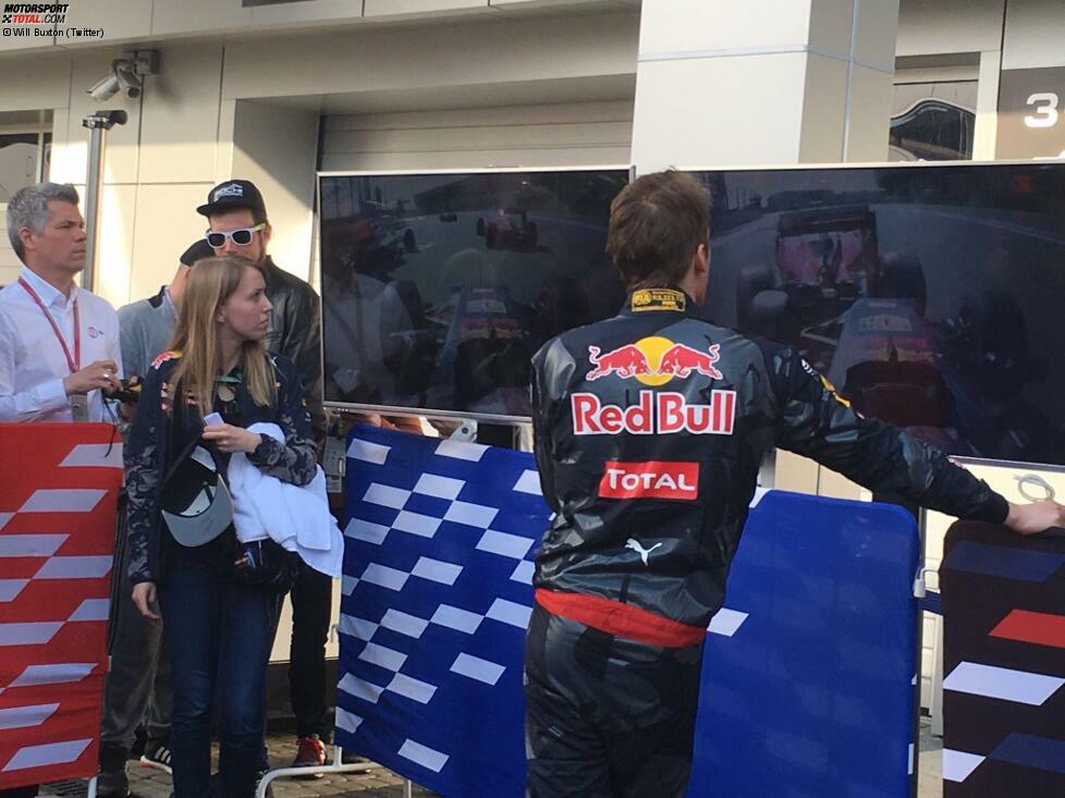 Daniil Kwjat hat seinen Job vor 60.001 russischen Landsleuten nicht gut gemacht. Bevor er sich den kritischen TV-Journalisten stellt, sieht er sich auf dem Monitor selbst an, was er in der ersten Runde angerichtet hat. Nämlich Sebastian Vettel gleich zweimal ins Heck zu fahren.