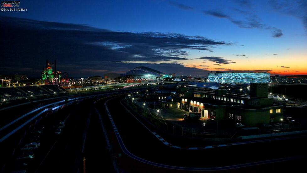 Mittelfristig soll Sotschi ein Nachtrennen werden - eine gute Idee, wenn man die tolle Atmosphäre am Gelände der Olympischen Winterspiele 2014 einmal nach Sonnenuntergang wirken lässt. 