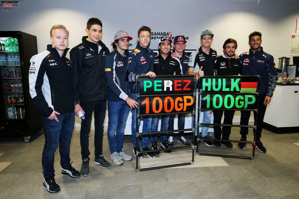 Sergio Perez und Nico Hülkenberg bestreiten in Sotschi zeitgleich ihren 100. Grand Prix - und viele Kollegen kommen, um zu gratulieren. Die beiden Herren links im Bild dürften nicht all unseren Lesern bekannt sein: der von Force India geförderte Russe Nikita Masepin und Renault-Testfahrer Esteban Ocon.