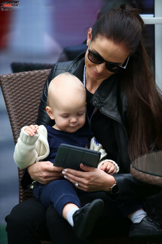 Kimi Räikkönen, das weiß man, ist kein Freund von Facebook & Co. Damit das bei seinem Sohn Robin einmal anders wird, trainiert Mama Minttu schon fleißig mit dem iPad. Wir wetten: Sobald der Kleine groß genug ist, geht Papa mit ihm auf die Kartbahn. Ohne viel zu reden oder zu tweeten...