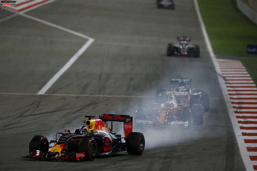 Räikkönen nutzt nach schlechtem Start diesen Verbremser von Daniel Ricciardo, dessen Frontflügel-Endplatte rechts in der ersten Kurve liegen blieb, um P4 zurückzuerobern. Hamilton ist da schon wieder Sechster. Ricciardo kommt früh zum ersten Stopp, wechselt neben Reifen auch den Flügel.
