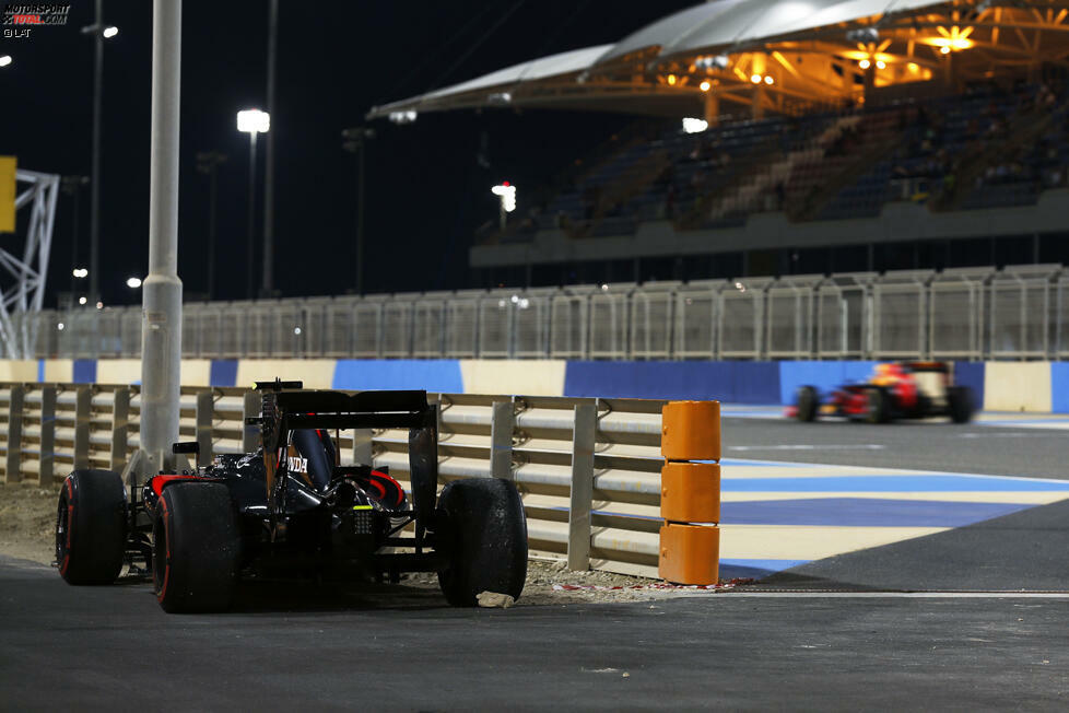 Am Freitag noch sensationell Dritter, am Sonntag der nächste Ausfall: Jenson Button hatte sich vom McLaren im Rennen mehr erwartet. Als sein Honda-Antrieb den Geist aufgibt, liegt er zwei Sekunden vor Rookie-Teamkollege Stoffel Vandoorne an neunter Position.