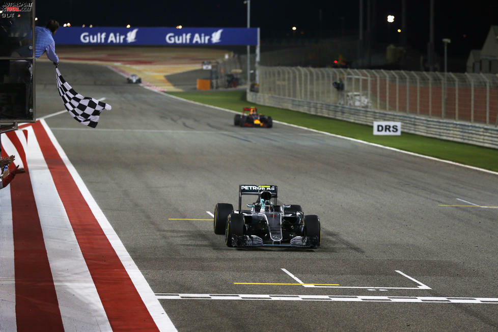 Hamiltons Taktik, vier Runden später als Räikkönen zu wechseln, um nach einer etwaigen Safety-Car-Phase bessere Reifen zu haben, geht nicht auf - sein Rückstand wächst von 5,3 auf 17,2 Sekunden an. Rosberg kann im letzten Stint wieder zulegen und gewinnt, überrundet bis auf fünf Gegner das komplette Feld.