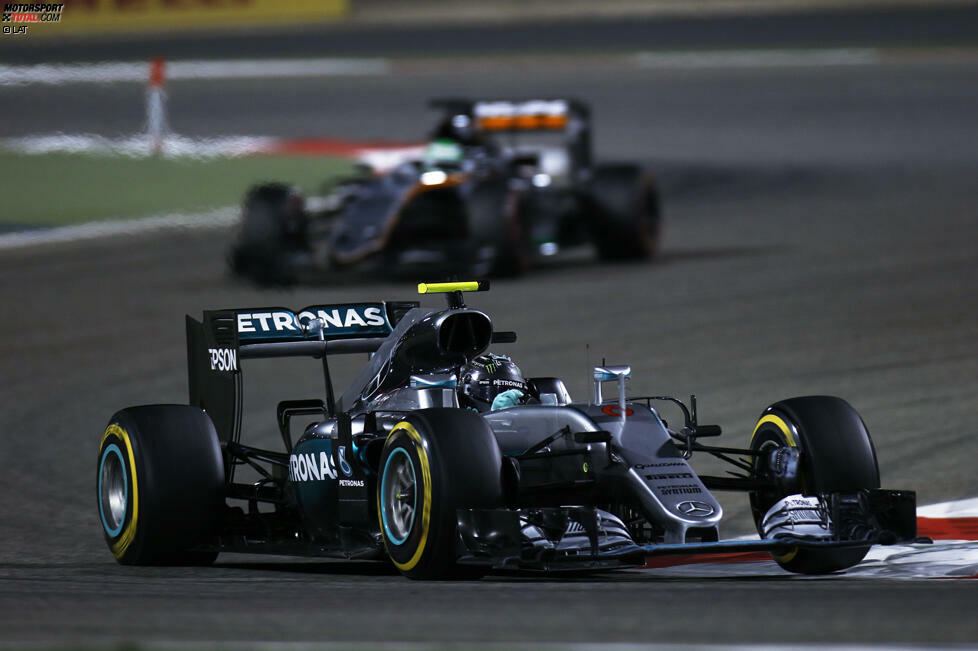 Beim ersten Stopp setzt Mercedes Rosberg auf Soft, Hamilton auf Medium. Der Weltmeister soll einen Stopp weniger machen. Das klappt nicht, weil der Medium genauso schnell abbaut wie Räikkönens Soft. Rosberg lässt es gemütlich angehen. Sein Vorsprung schmilzt auf 3,7 Sekunden.