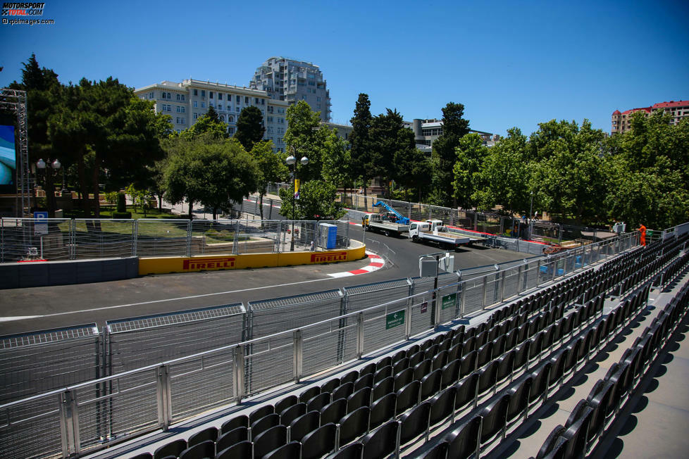 Was aussieht wie eine typische Strecke der Formel E ist in Wirklichkeit das neue Prunkstück der Königsklasse. Durch die Stadt von Baku führt der sechs Kilometer lange Kurs, der wieder einmal vom Deutschen Hermann Tilke entworfen wurde.