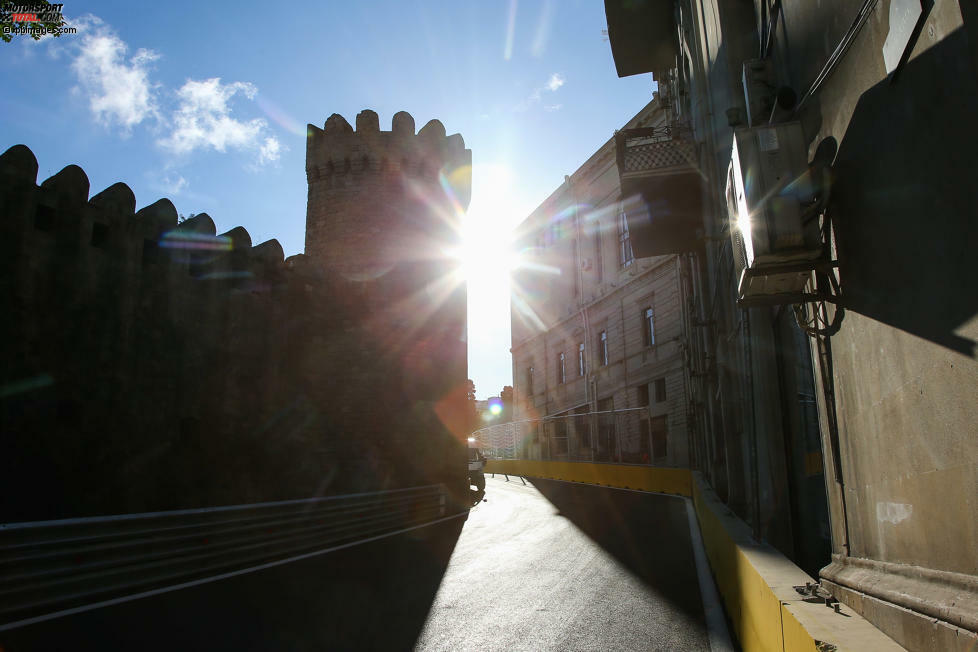 Willkommen in Baku! Die Formel 1 gastiert an diesem Wochenende erstmals in der aserbaidschanischen Hauptstadt. Wir zeigen euch schon vorab die spektakulären Eindrücke des neuesten Kurses in unserer Fotostrecke.