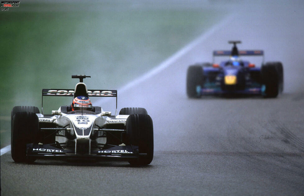 #12: Deutschland 2000. Bis ein Verrückter die Strecke in Hockenheim überquerte, schien es nicht Buttons Tag zu werden. Doch als ihn Williams bei einsetzendem Regen zum optimalen Zeitpunkt an die Box holte, witterte er seine Chance - und ließ sich diese nicht entgehen. Platz vier war das beste Ergebnis seiner Debütsaison in der Formel 1.