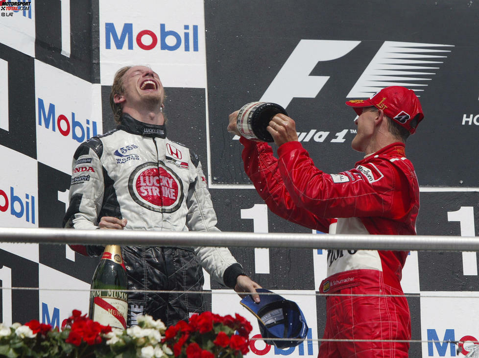 #7: Deutschland 2004. Eigentlich sprach alles gegen ihn: Die FIA hatte BARs FTT verboten, wegen eines Motorwechsels musste er zehn Plätze nach hinten, der Helm saß locker. Aber Button fuhr einen langen Stint, schlug bei freier Fahrt ein tolles Tempo an, schnappte sich Fernando Alonso und musste nur Michael Schumacher den Vortritt lassen.