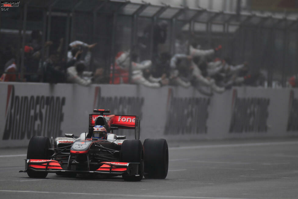 #1: China 2010. Viele zweifelten am Wechsel zu McLaren, aber Button gewann sein erstes Rennen. Der Sieg in China war noch beeindruckender. Gestartet als Fünfter, blieb er während der Safety-Car-Phase, als alle auf Regenreifen wechselten, draußen. Im Finish setzte er sich in einem tollen Duell gegen Teamkollege Lewis Hamilton durch.