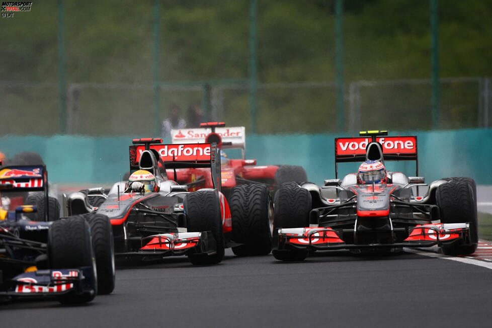 #4: Ungarn 2011. Wieder einmal schlug Button Lewis Hamilton wegen der besseren Reifenentscheidungen auf einer wechselhaften Strecke. Hamilton leistete sich bei schwierigen Bedingungen einen Dreher in der Schikane, Button blieb cool - und widersetzte sich erfolgreich dem McLaren-Befehl, auf Intermediates zu wechseln.