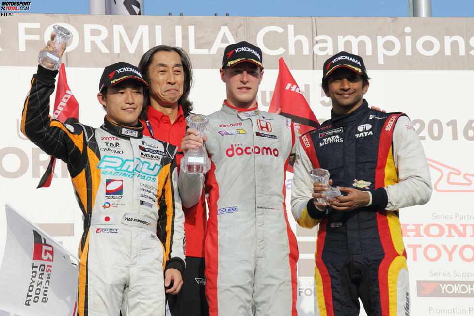 Super Formula: Yuji Kunimoto - Nein, Supertalent Stoffel Vandoorne (Mitte) hat die japanische Krone nicht gewonnen, auch nicht Ex-Formel-1-Pilot Narain Karthikeyan (rechts). Der Sieger ist links im Bild und heißt Yuji Kunimoto. Vizemeister wird übrigens ein gewisser Andre Lotterer...