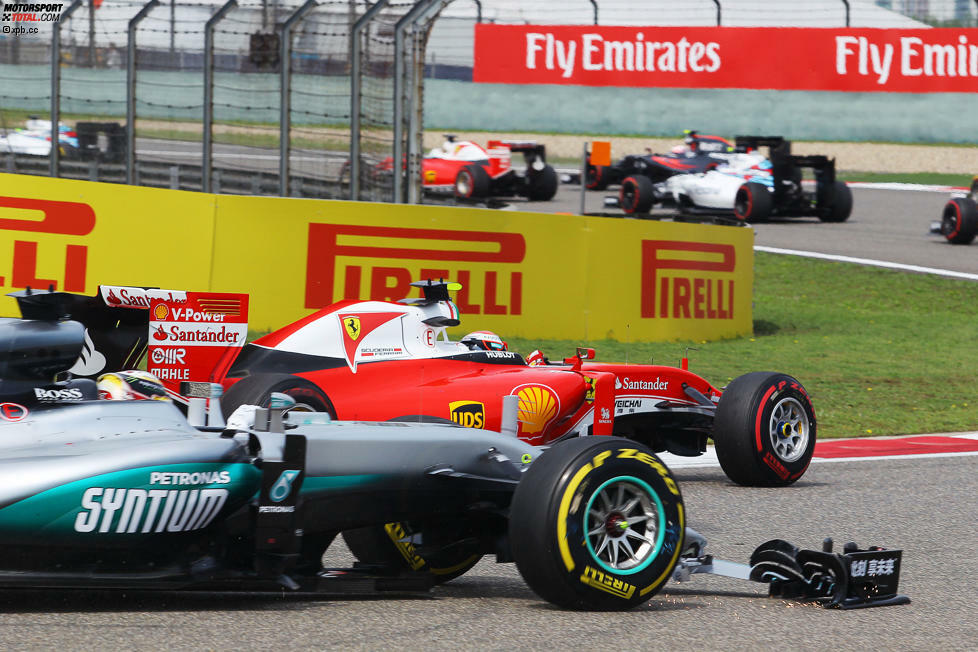 Auch bei Hamilton wird's nicht besser: Kollision mit Felipe Nasr (Sauber) in der ersten Runde, Frontflügel weg. Von nun an müssen er und Räikkönen im Doppelpack das Feld von hinten aufrollen - mit gut 50 Sekunden Rückstand nach zwei Runden.