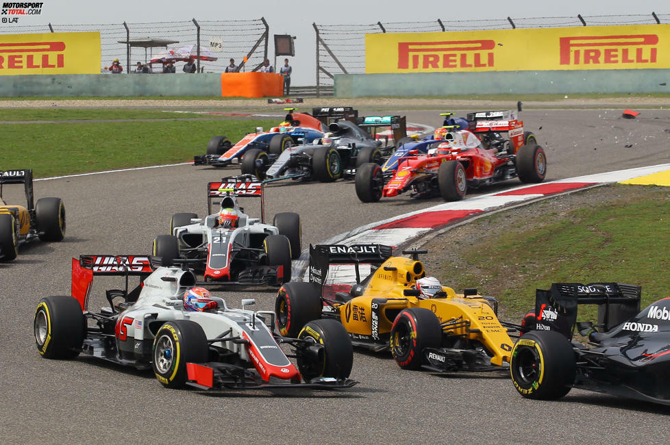 Kein glücklicher 30. Geburtstag für Romain Grosjean: Nach zwei Haas-Überraschungen in Australien und Bahrain enden seine Hoffnungen diesmal schon in der ersten Runde, nach Kollision mit Sauber-Fahrer Marcus Ericsson. Über den wütet er später: 