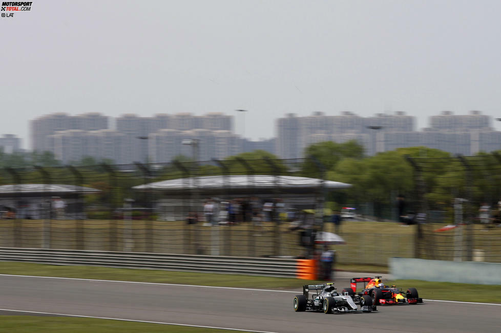 Dritte Runde: Ricciardo und Rosberg führen drei Sekunden vor Kwjat, den Force Indias und Carlos Sainz, als Ricciardos linker Hinterreifen platzt (fünfter Pirelli-Reifenschaden des Wochenendes) und Rosberg in Führung geht. Pirelli erklärt später, der Reifen sei an einem Wrackteil der Startkollisionen aufgeschnitten worden.