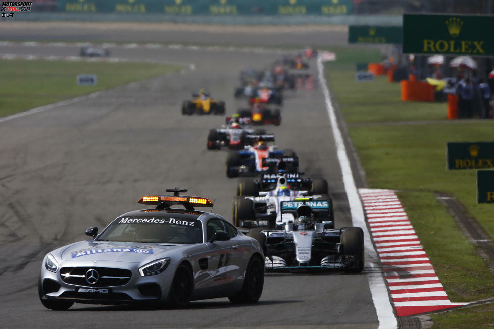 Um die Strecke von eben diesen säubern zu können, kommt das Safety-Car zum Einsatz. Das nutzen bis auf Rosberg und Felipe Massa alle Topfahrer zum Boxenstopp. Der Grand Prix steht Kopf: Manor-Rookie Pascal Wehrlein, im Qualifying noch gecrasht, ist plötzlich Vierter. Bestplatzierter Fahrer mit Boxenstopp ist Kwjat auf P6.