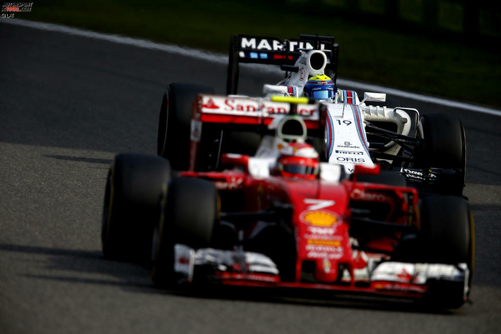Ebenfalls furios in der Schlussphase: Räikkönen schnappt sich erst seinen alten Bekannten Bottas, dann Hamilton, dessen Reifen langsam nachlassen, schließlich auch noch Massa - und wird Fünfter. Dabei ist er nach seinem letzten Boxenstopp nur als Zwölfter auf die Strecke gekommen, zu dem Zeitpunkt rund 15 Sekunden hinter Massa.