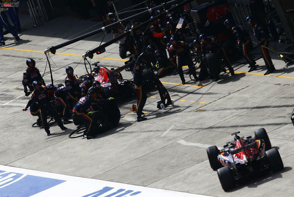 Und wieder mal teaminternes Duell bei Toro Rosso: Erst kommen die beiden in der ersten Safety-Car-Phase gleichzeitig an die Box, dann nutzt Max Verstappen im Finish seinen Reifenvorteil und geht relativ mühelos an Sainz vorbei.