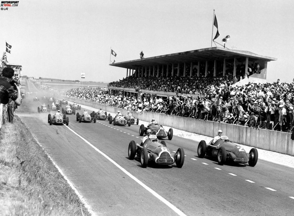 Die erste Formel-1-Saison umfasst 1950 lediglich sechs Rennen, bei denen der Alfa Romeo 158 fünfmal ganz vorne steht. Giuseppe Farina und Juan Manuel Fangio teilen diese Siege unter sich auf, und obwohl der Argentinier dreimal triumphiert, und Farina nur zweimal, geht der erste Formel-1-Titel am Ende nach Italien.