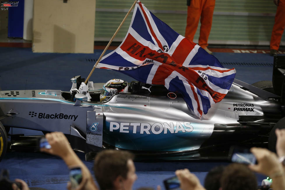 2014 bricht das Mercedes-Zeitalter in der Königsklasse an. Dank des überlegenen Antriebs gewinnen Lewis Hamilton und Nico Rosberg im ersten Jahr der neuen Hybridära 16 von 19 Saisonrennen. Dazu kommen unfassbare 18 Poles und 15 weitere Podestplätze. Die Herrschaft der Silberpfeile hat damit aber gerade erst begonnen...