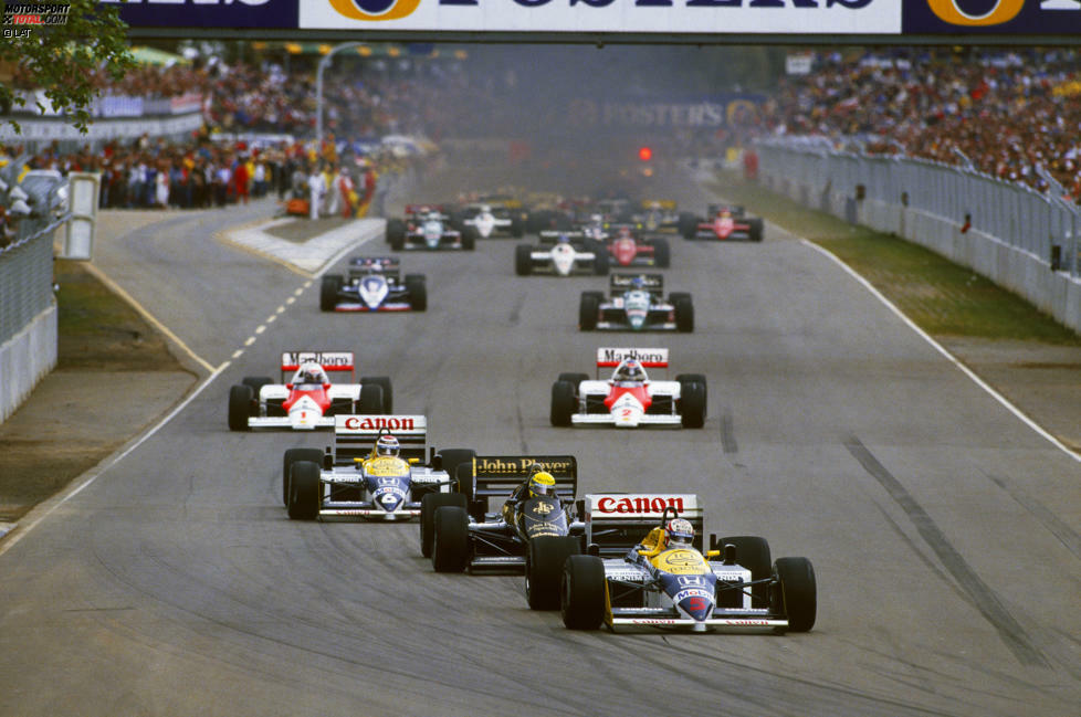 Prost siegt in Mexiko, doch Mansell reicht in Adelaide schon ein dritter Platz, um erstmals Weltmeister zu werden. 19 Runden vor Schluss liegt der Williams-Pilot genau auf dieser Position, als sein linker Hinterreifen ohne Vorwarnung explodiert. Prost holt sich den Rennsieg und seinen zweiten Titel.