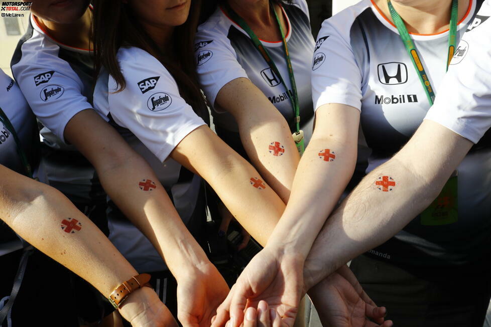 Team Button: Mit Tattoo-Aufklebern würdigen viele Mitglieder des McLaren-Teams die Abschiedsvorstellung des 36-Jährigen. Der bedankt sich nach seinem Ausfall bei jedem Mechaniker einzeln.