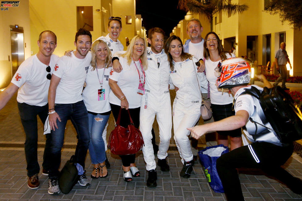 Partyyy! Während das Rennen noch läuft, schlendert der Button-Zug schon durch den Paddock und feiert. Und Jenson himself schleicht sich in die TV-Sendung 