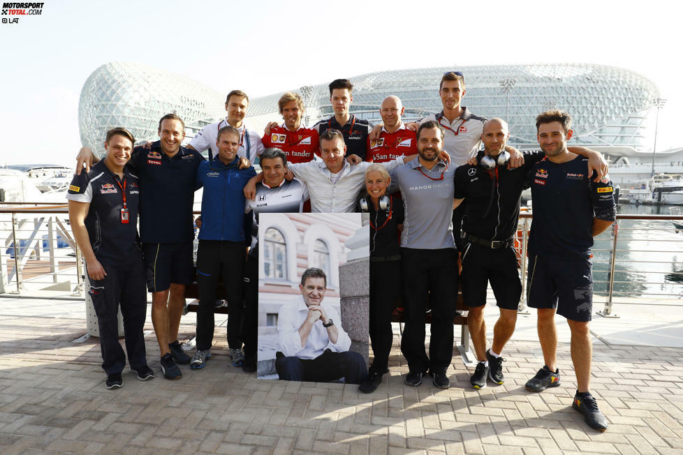 Verneigung vor Aki Hintsa: Der langjährige McLaren-Arzt hat im November im Alter von 58 Jahren den Kampf gegen den Krebs verloren. Monza war sein letzter Grand Prix an der Rennstrecke. Sebastian Vettel kommen fast die Tränen, als er daran erinnert wird. Und Hintsas Bruder (Mitte) ist ob des Tributs geehrt.