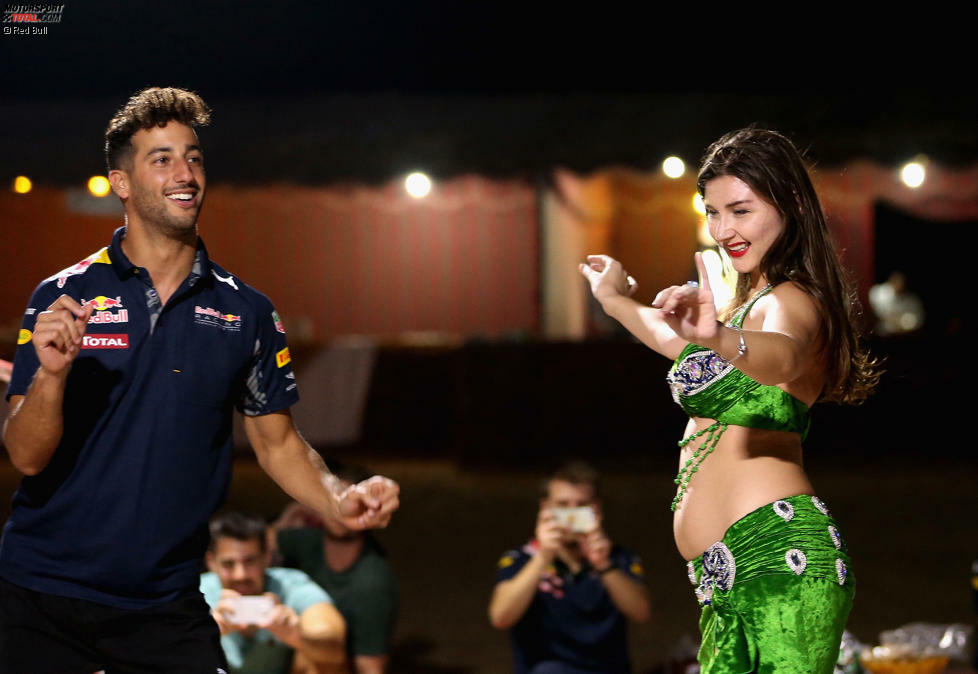 Umso mehr sollte man das Leben in vollen Zügen genießen - denkt sich Daniel Ricciardo und amüsiert sich bei einem Red-Bull-Event (
