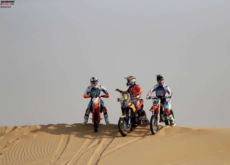 Da liegt ihm alles, was mit Motorisierung zu tun hat, schon besser. Vor den Toren der Stadt Abu Dhabi nehmen Ricciardo und Max Verstappen eine Motocross-Lektion bei Profi Sam Sunderland...