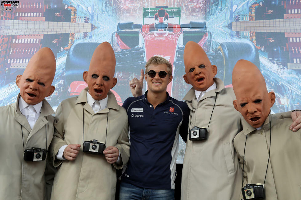 Was man bei Autogrammstunden so alles erlebt: Marcus Ericsson wundert sich in der City von Abu Dhabi über außerirdischen Besuch von den 