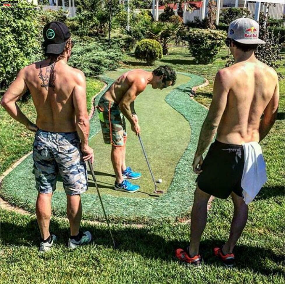 Es muss nicht immer der totale Adrenalinrausch sein, besonders dann nicht, wenn man noch mit dem Jetlag zu kämpfen hat: Fernando Alonso und Carlos Sainz spielen sich beim Minigolf für das Premierenrennen in Baku ein. Und überwinden so die acht Stunden Zeitverschiebung zu Montreal.