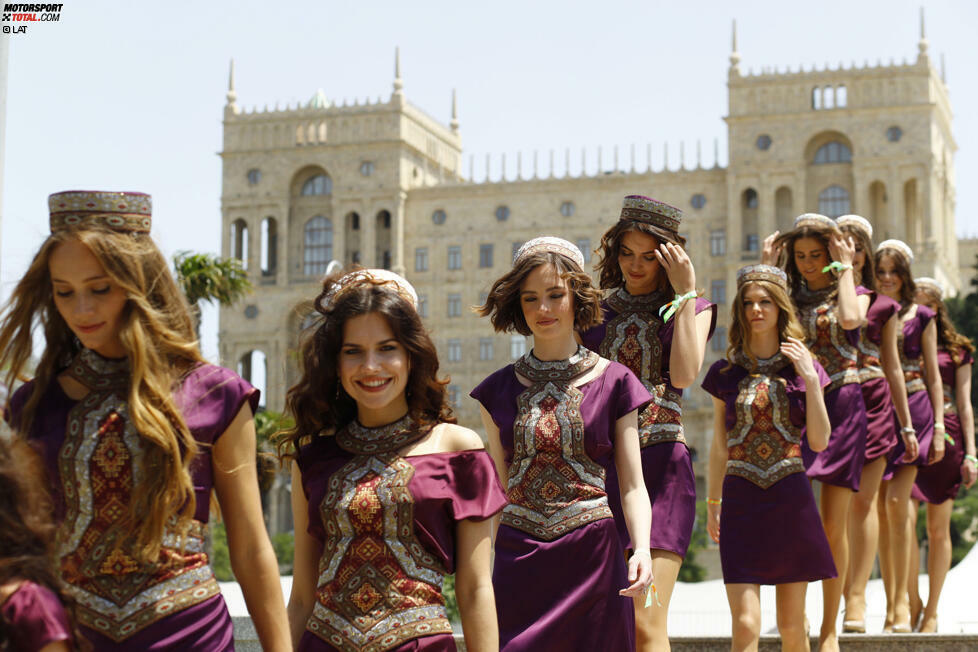 Die schönen Seiten von Aserbaidschan sieht man am Rennsonntag. Die netten Damen haben die Gäste aus aller Welt in Baku begrüßt und sorgten so für den guten ersten Eindruck...