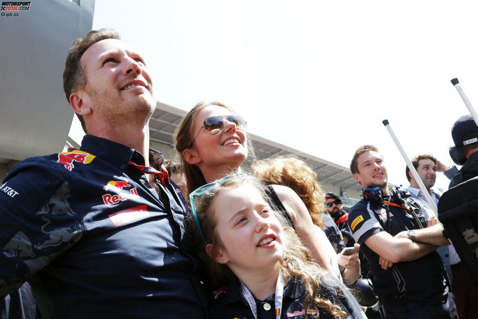 ... und das nicht nur in den Medien: Hier genießen Red-Bull-Teamchef Christian Horner, Ehefrau Geri (ehemaliges Spice Girl) und deren Tochter Bluebell (Vater ist Filmregisseur Sacha Gervasi) die niederländische und österreichische Hymne - eine Kombination, die es in der Formel 1 so noch nie gegeben hat.
