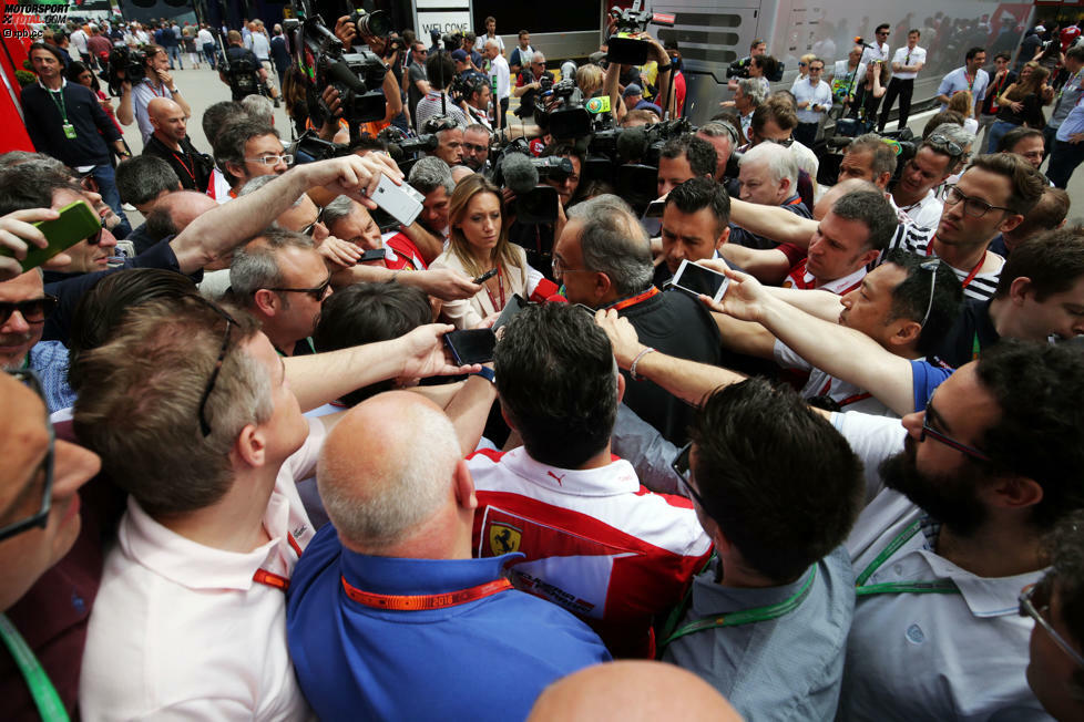 Wenn wir schon bei großen Bossen sind: Sergio Marchionne gibt am Sonntagmorgen eine seiner Audienzen, die er genauso zelebriert wie sein Vorgänger Luca di Montezemolo. Und stärkt dem kritisierten Ferrari-Teamchef Maurizio Arrivabene den Rücken: Eine Ablöse stehe 