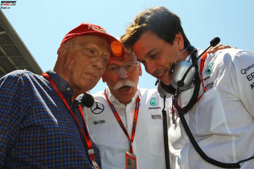 Da war die Laune noch gut: Niki Lauda, Daimler-Konzernchef Dieter Zetsche und Toto Wolff in der Startaufstellung. Später wird Zetsche sagen: 