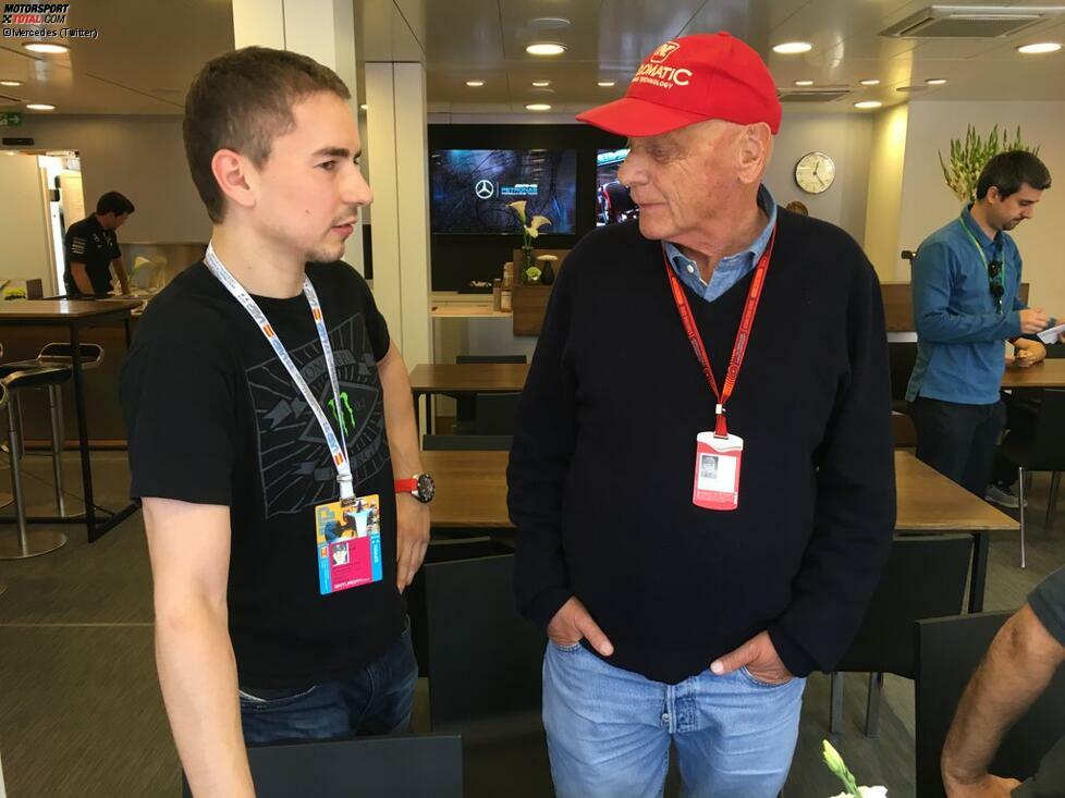 Zum Europa-Auftakt der Formel 1 verirren sich immer auch ein paar Promis. Hier im Gespräch mit Niki Lauda: MotoGP-Weltmeister Jorge Lorenzo, der den gleichen Energydrink-Sponsor hat wie das Mercedes-Team. 2017 übrigens nicht mehr. Dann wechselt er zu Ducati, quasi dem 