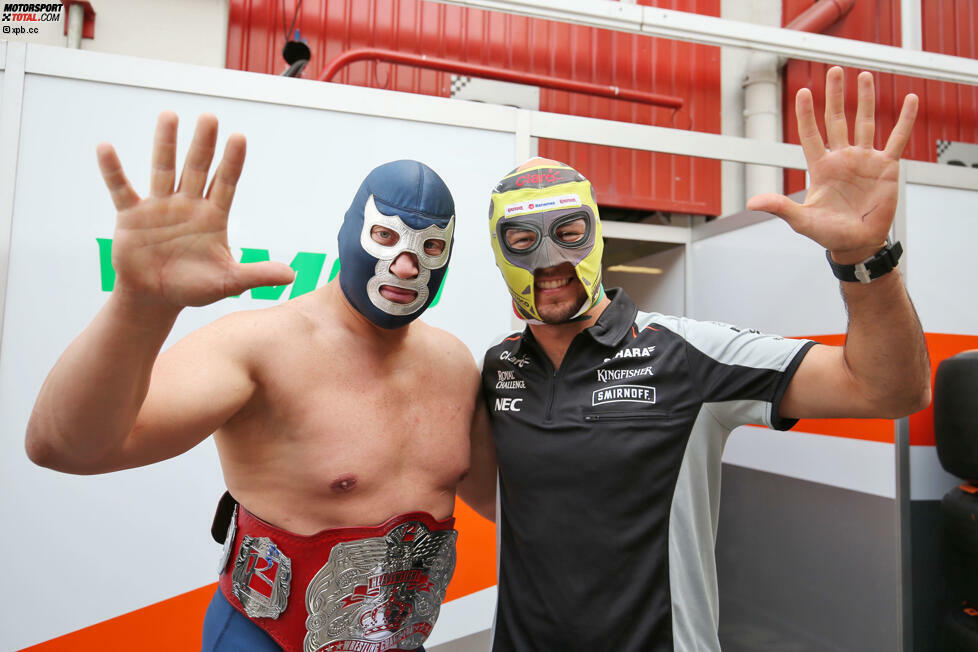 Der Mexiko-Grand-Prix (30. Oktober) schickt seine ersten Vorboten: Wrestler Blue Demon Jr., in seiner Heimat ein Nationalheld, posiert mit Landsmann Sergio Perez. Der hat momentan gut lachen, denn Nico Hülkenberg zeigt er im Force-India-Stallduell regelmäßig die Grenzen auf.