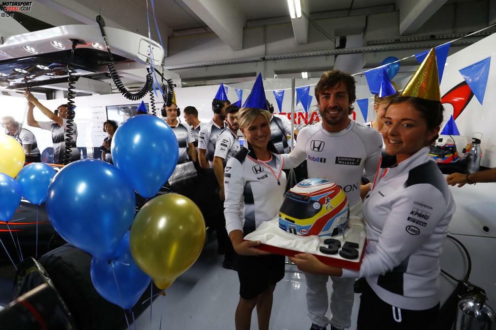 Happy Birthday, Fernando Alonso! Der McLaren-Star feiert am Freitag seinen 35. Geburtstag und wird von seiner Crew mit einer Torte im eigenen Helmdesign überrascht. Die Kalorien sind dann auch drin, denn vom Siegerschampus hat Alonso ohnehin seit Barcelona 2013 nicht mehr geschlürft.