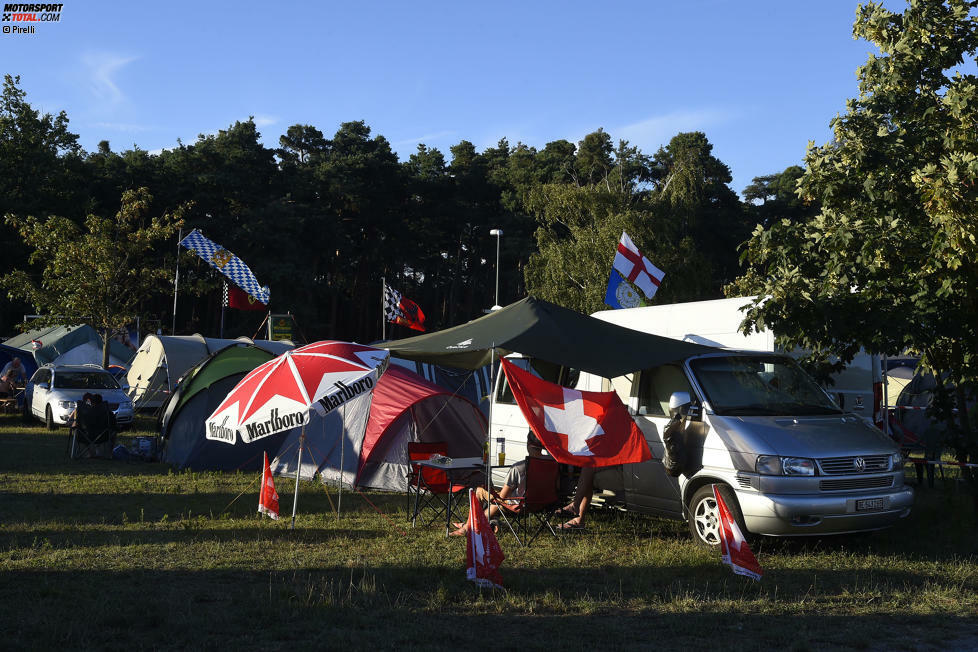 Hockenheim, das ist auch Campingplatz-Atmosphäre. Die Stimmung ist nicht mehr ganz so ausgelassen wie zu Schumacher-Hochzeiten, aber immerhin kommen zum Rennen 2016 wieder mehr Fans als vor zwei Jahren: 57.000 statt 52.000.