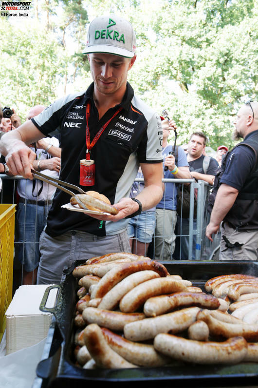 Nico Hülkenberg himself teilt sogar Bratwürste aus und beißt zwischendurch selbst in eine rein. #F1istZurueck in Hockenheim! Den Fans, die gekommen sind, gefällt's.