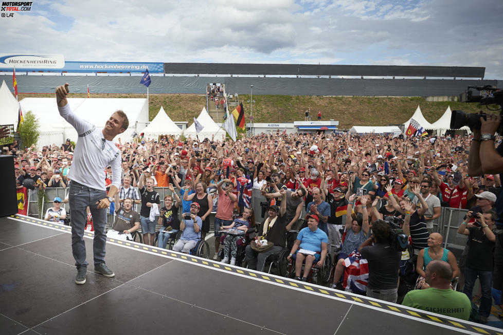 Die besten Siegchancen hat ein anderer Deutscher, nämlich Nico Rosberg. Am Samstag freut er sich noch mit tausenden Fans über seine sensationelle Pole-Position, Social-Media-Selfie obligatorisch. Am Sonntag ist er nach verkorkstem Rennen mit 19 Punkten Rückstand in der WM der große Verlierer.