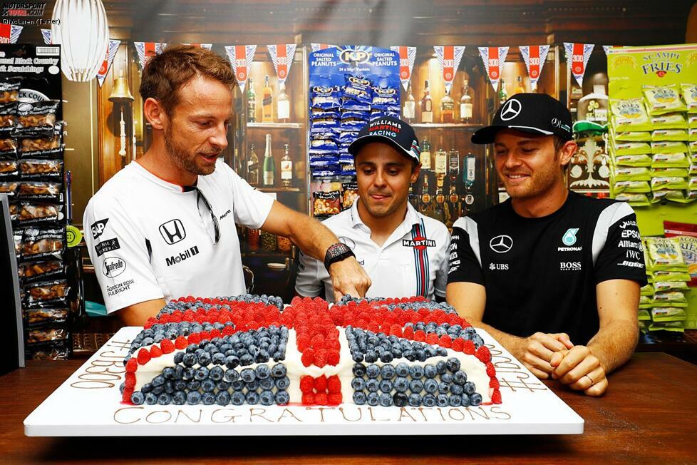 Zu jeder guten Party gehören ein paar grundlegende Dinge. Erstens eine Torte, diesmal liebevoll im Union-Jack-Style aus Him- und Heidelbeeren.