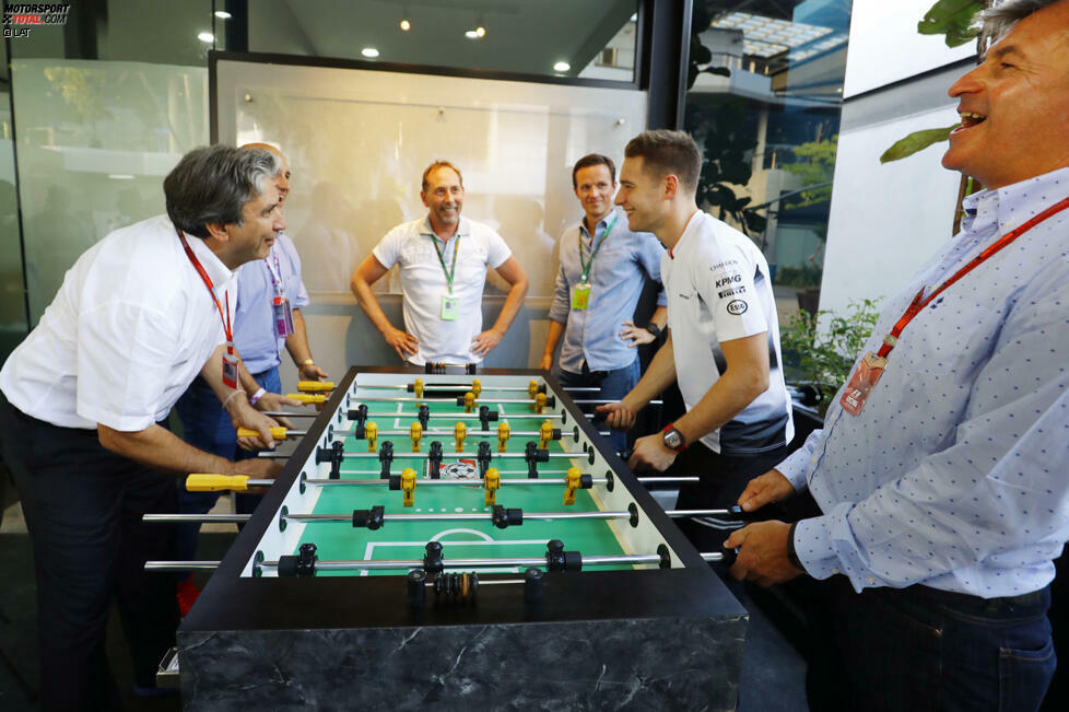 Zweitens Tischfußball. Der Herr, der hier von Stoffel Vandoorne herausgefordert wird, ist der Sardinier Pasquale Lattuneddu. Der war früher enger Vertrauter von Flavio Briatore und ist heute so etwas wie Bernie Ecclestones rechte Hand. Ein mächtiger Mann also in der Formel 1. Noch.