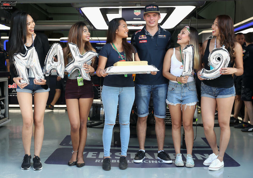 Noch einer hat Grund zum Feiern: Max Verstappen ist endlich 19 - und darf damit in den USA noch immer keinen Alkohol trinken. Aber wen juckt das, wenn die Torte von fünf hübschen Formel-1-Girls überreicht wird (und es eh nur einen US-Grand-Prix gibt)? Nur gut, dass Verstappen jun. keine feste Freundin mehr hat.