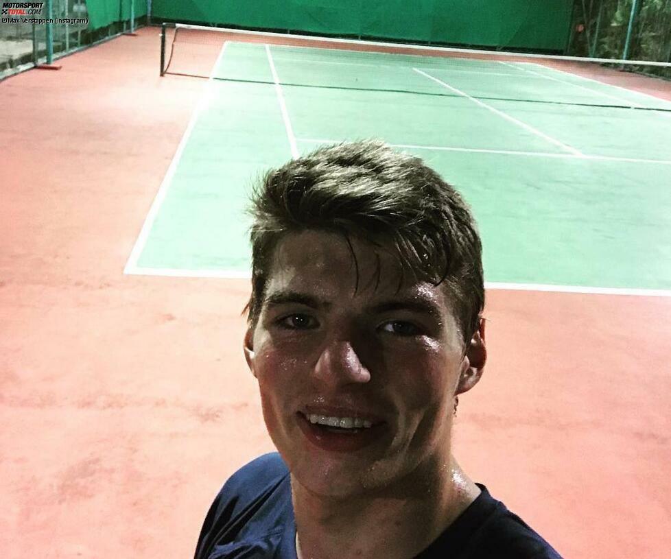 Wer erfolgreich sein will, muss leiden - aber weil Training durchaus auch Spaß machen darf, verlagert Verstappen seine Hitze-Vorbereitung auf den Grand Prix von Malaysia auf den Tennisplatz.