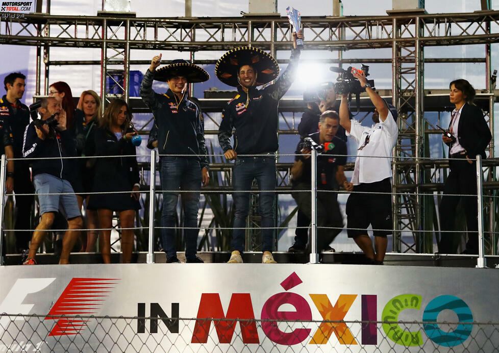 Es gibt doch noch eine Gerechtigkeit: Zuerst kommt Max Verstappen nur in den Podium-Room, dann darf Sebastian Vettel bei der Siegerehrung den Pokal für Platz drei in Empfang nehmen - aber am Abend, nachdem die FIA ihre Strafen verteilt hat, jubelt nur noch einer: Senor Ricciardo!